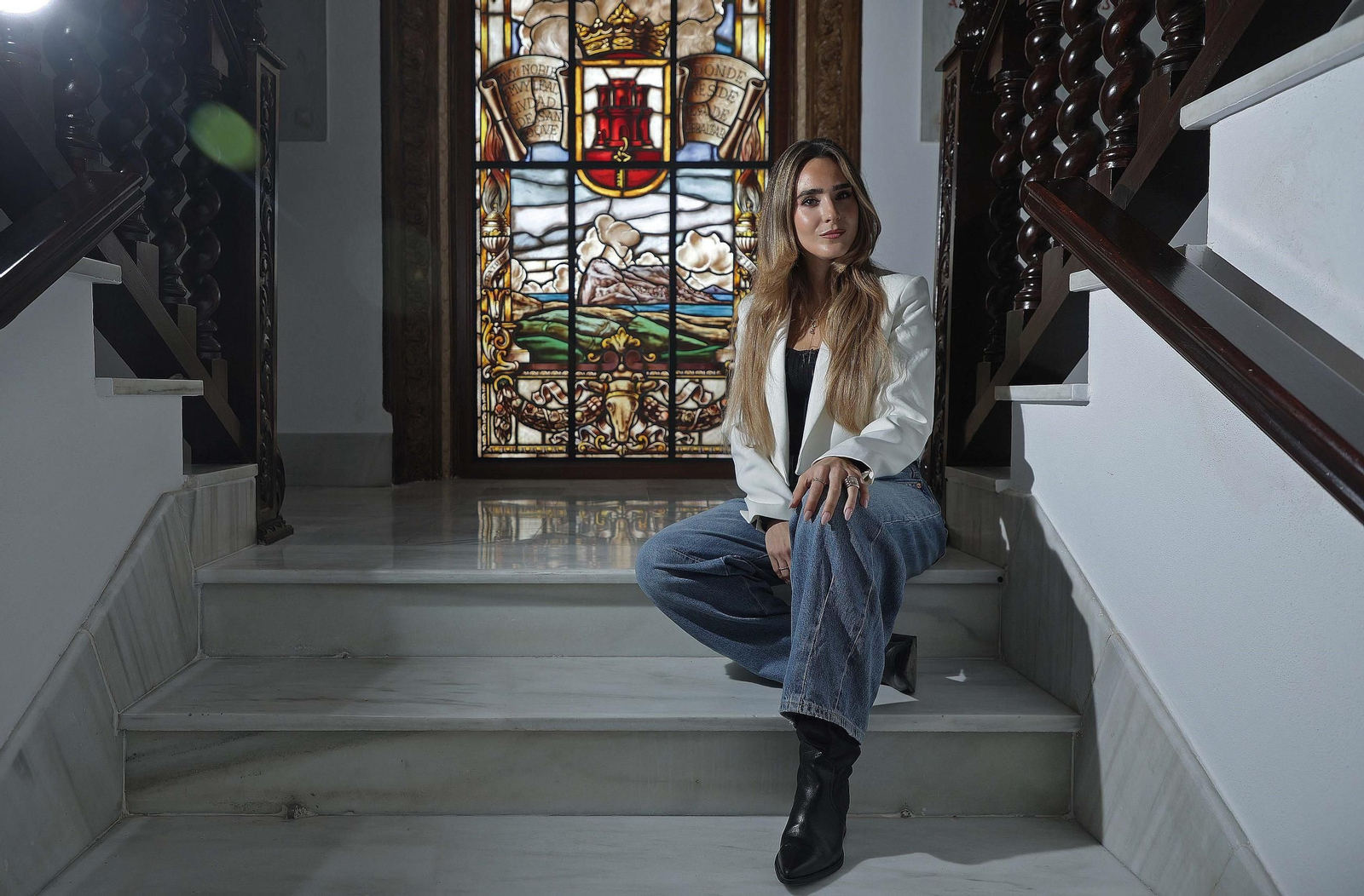 La sanroqueña Verónica Rojas posa en las escaleras del Centro de Arte Contemporáneo.