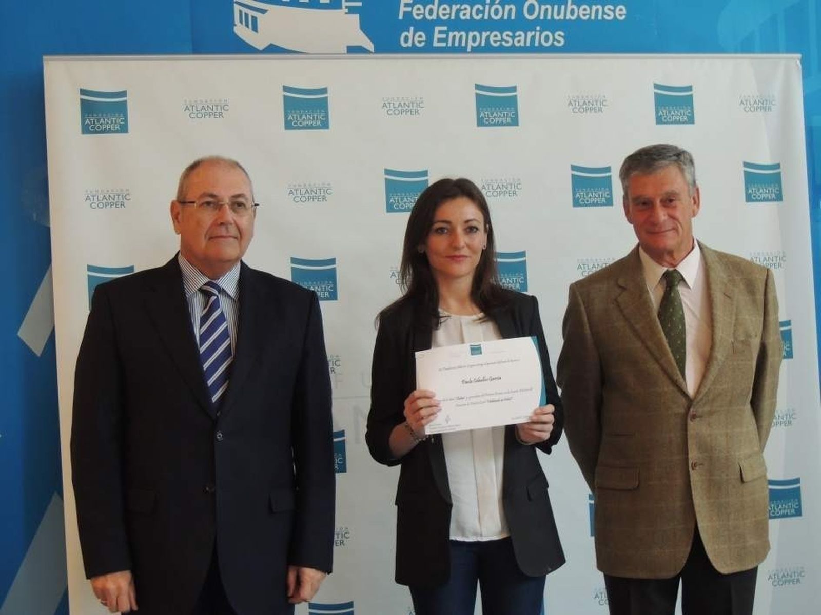 En el centro, Paola Ceballos, ganadora del concurso de relato corto de la fundación Atlantic Copper.