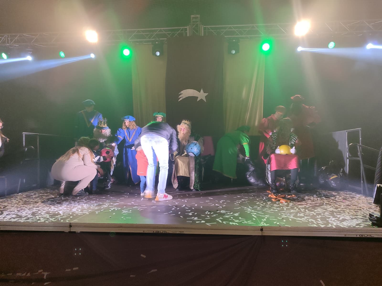 Los Reyes Magos realizan un espectacular acto en Tíjola: el público disfruta de música y bailes
