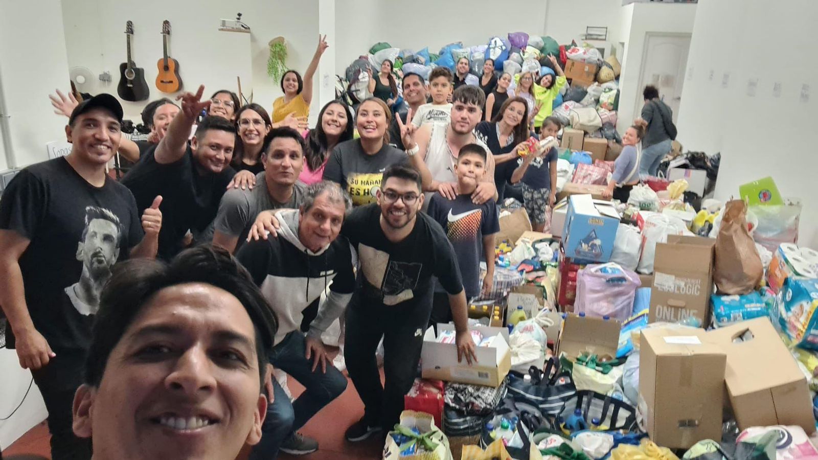 Voluntarios con productos donados Voluntarios con productos donados