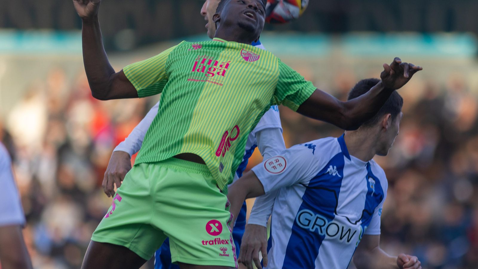 Moussa pelea un balón.