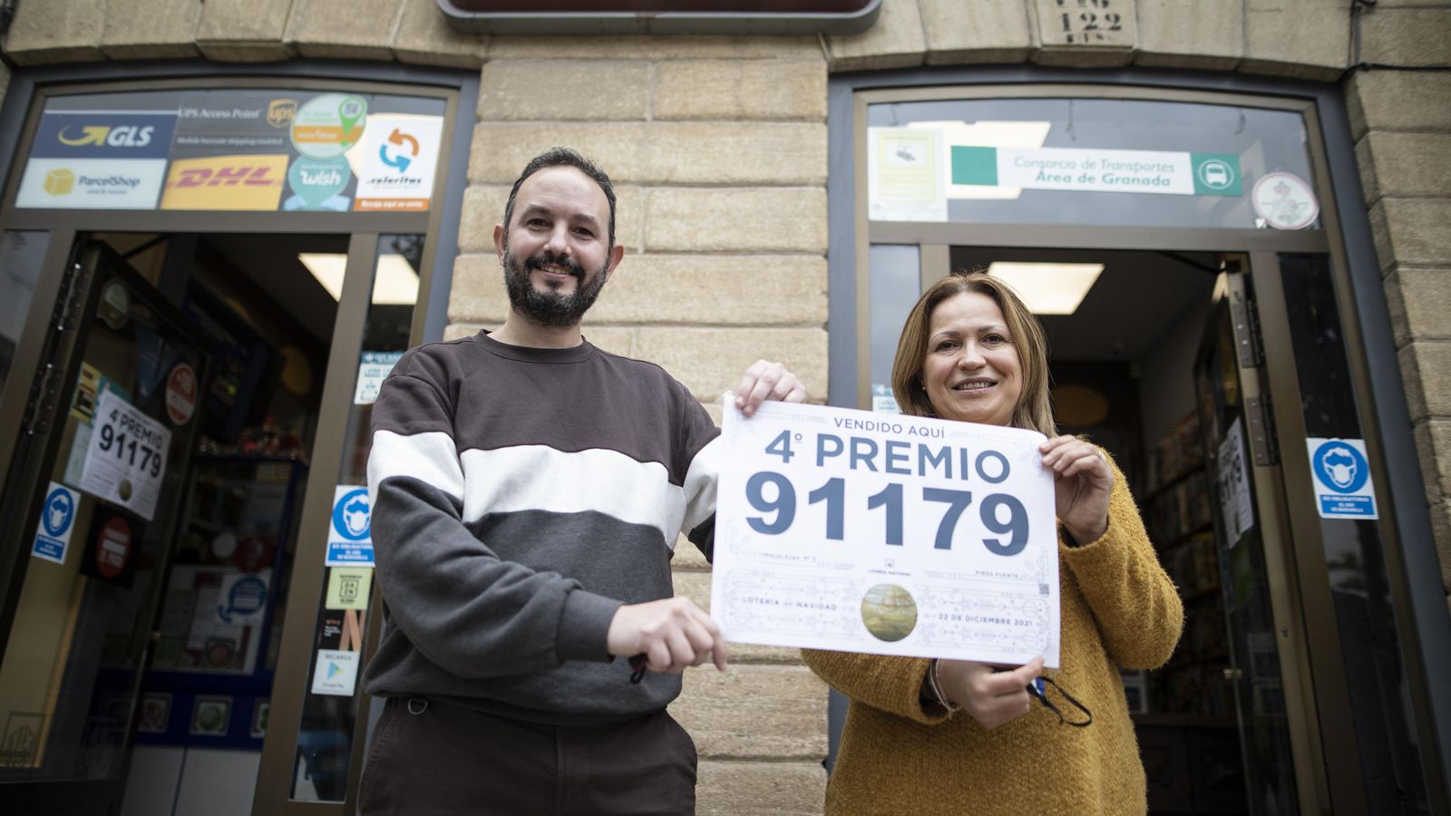 Los responsables del Estanco López de Pinos Puente vendieron cinco décimos del Cuarto Premio de la Lotería de Navidad.