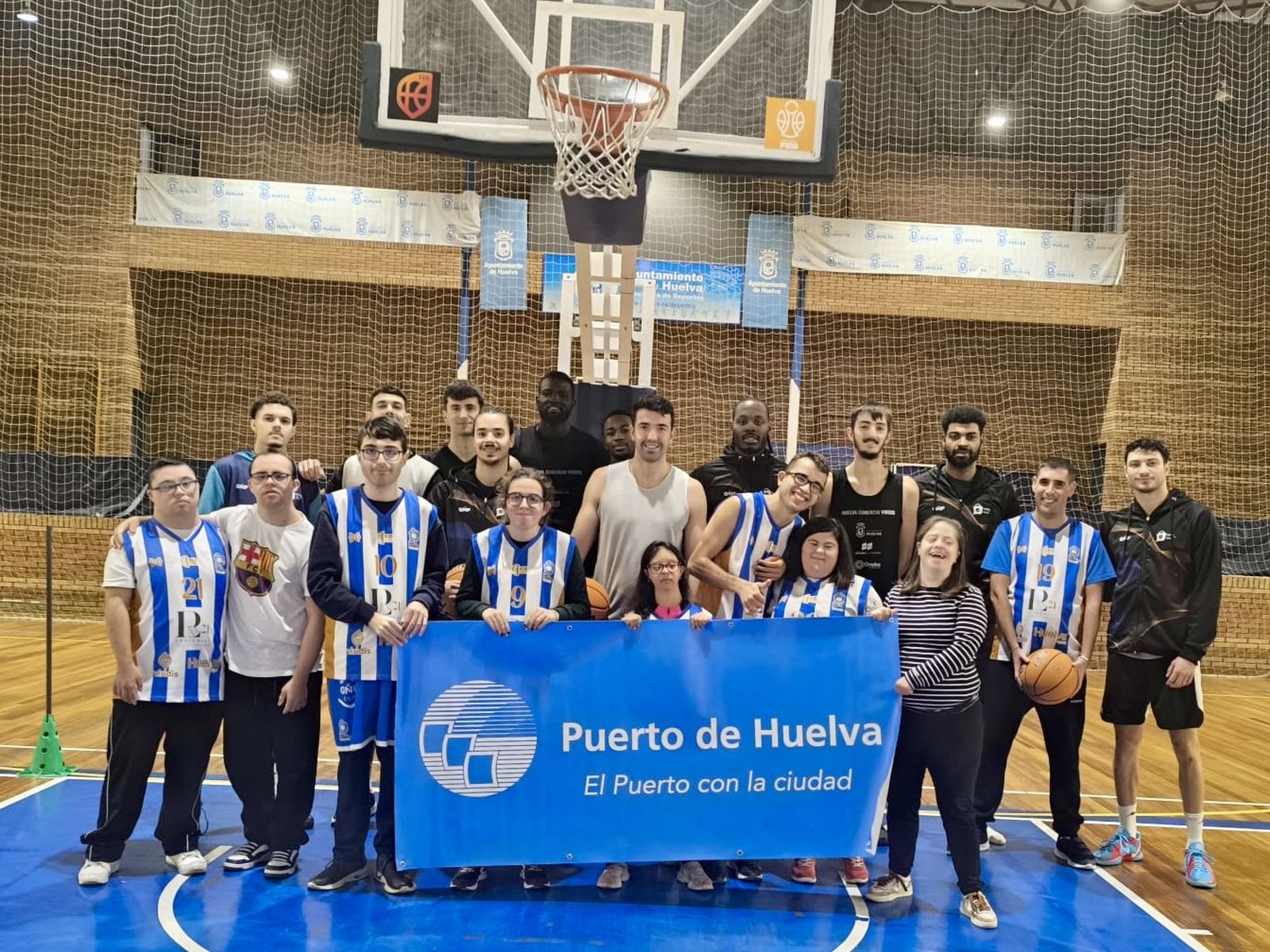 Puerto de Huelva muestra su apoyo a la escuela inclusiva de baloncesto.