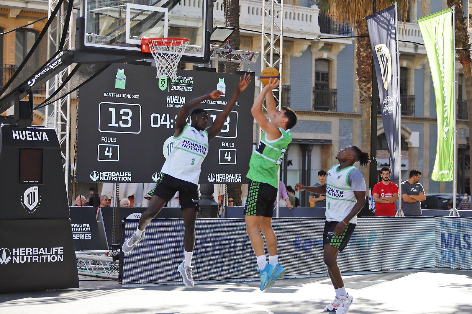 Imágenes del circuito Herbalife 3x3 de baloncesto en la Plaza de Las Monjas de Huelva