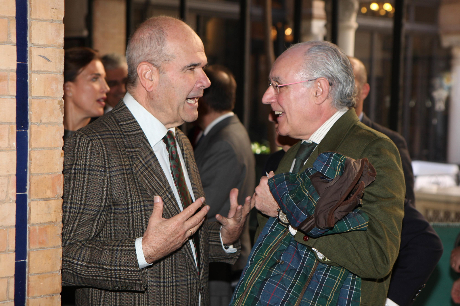 Manuel Chaves conversa con Javier Torres Vela, ex presidente del Parlamento andaluz
