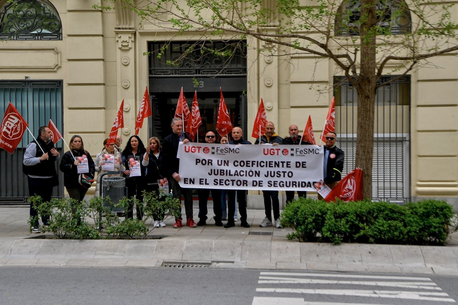 Concentración de UGT en la entrada de la Delegación Provincial de la Seguridad Socia de Granada