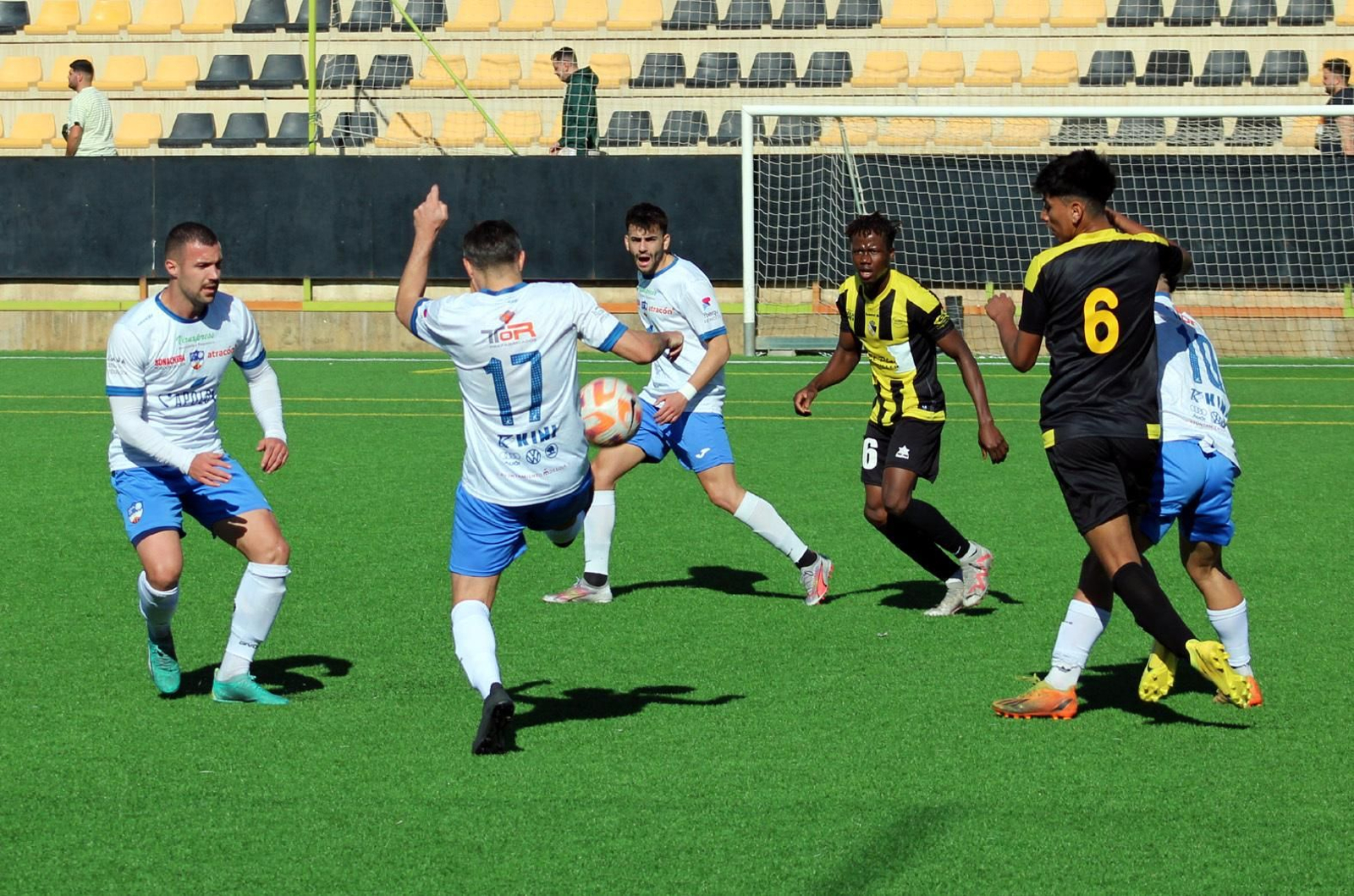 El jugador lojeño despeja el balón en un duelo anterior
