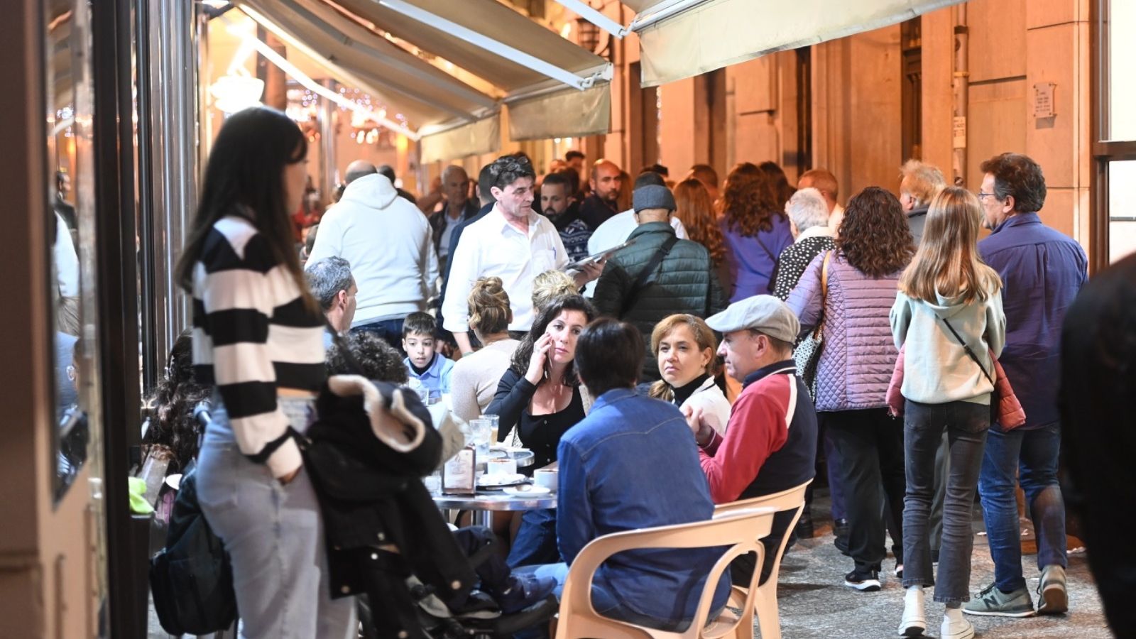 Las suaves temperaturas animan las terrazas de cafeterías y bares.