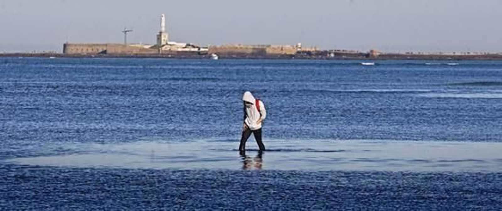 Desde primeras horas de la mañana, en la playa de la Caleta se han reunido miles de ciudadanos, dispuestos a disfrutar y fotografiar la marea del año./Julio González

Foto: Julio Gonz?z/Jes?ar?