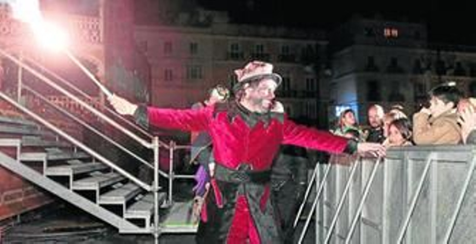 Tino Tovar, antorcha en la mano, se dispone a prender fuego a la figura del Dios Momo, a quien él encarnó ayer.