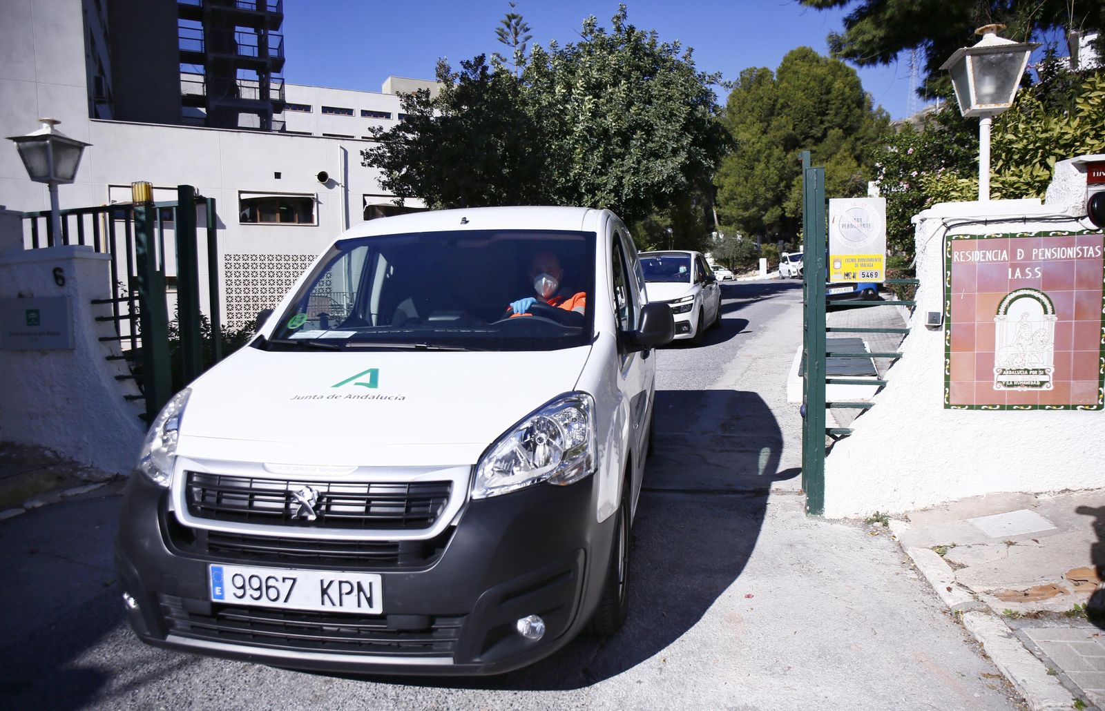 La furgoneta que transportaba las vacunas a la residencia de El Palo.
