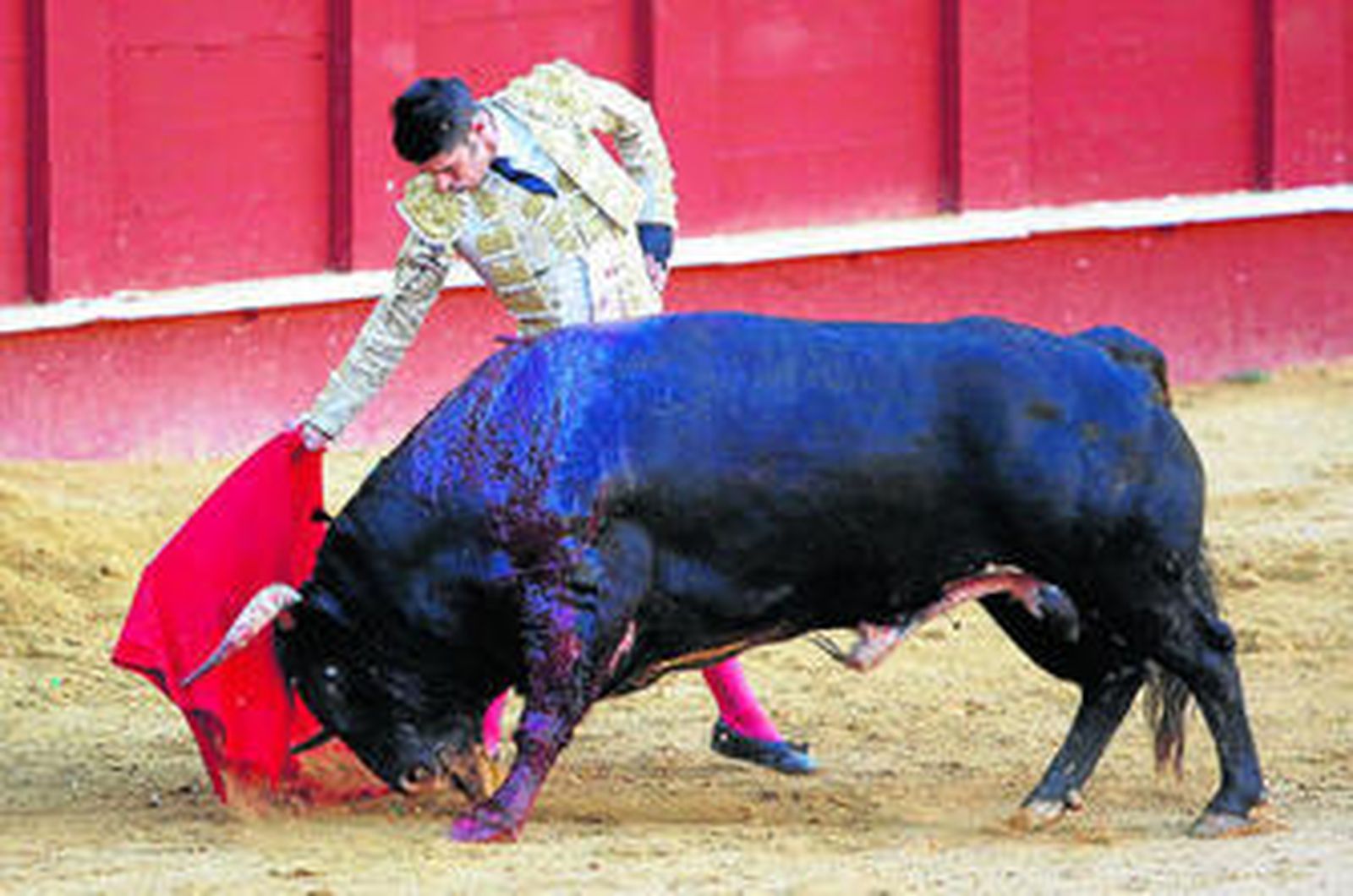 Alejandro Talavante, en un derechazo a su primer toro, ayer, en la plaza de Málaga.