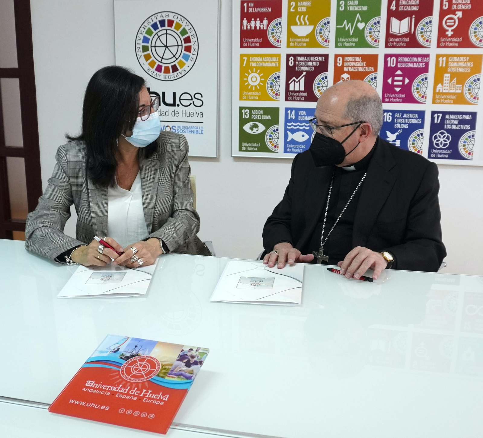 La rectora de la UHU y el obispo de Huelva.