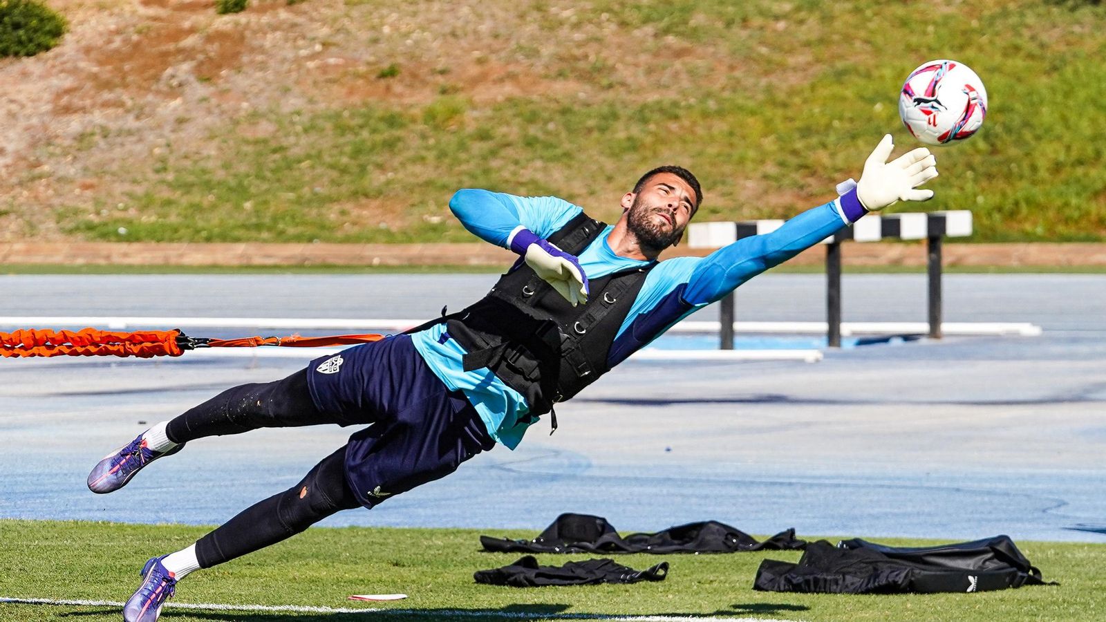 Maximiano realiza una estirada durante un entrenamiento en el anexo