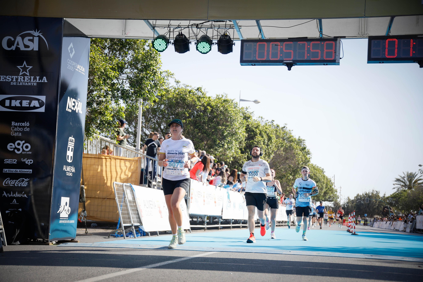 Imágenes de la llegada de la Media maratón Ciudad de Almería
