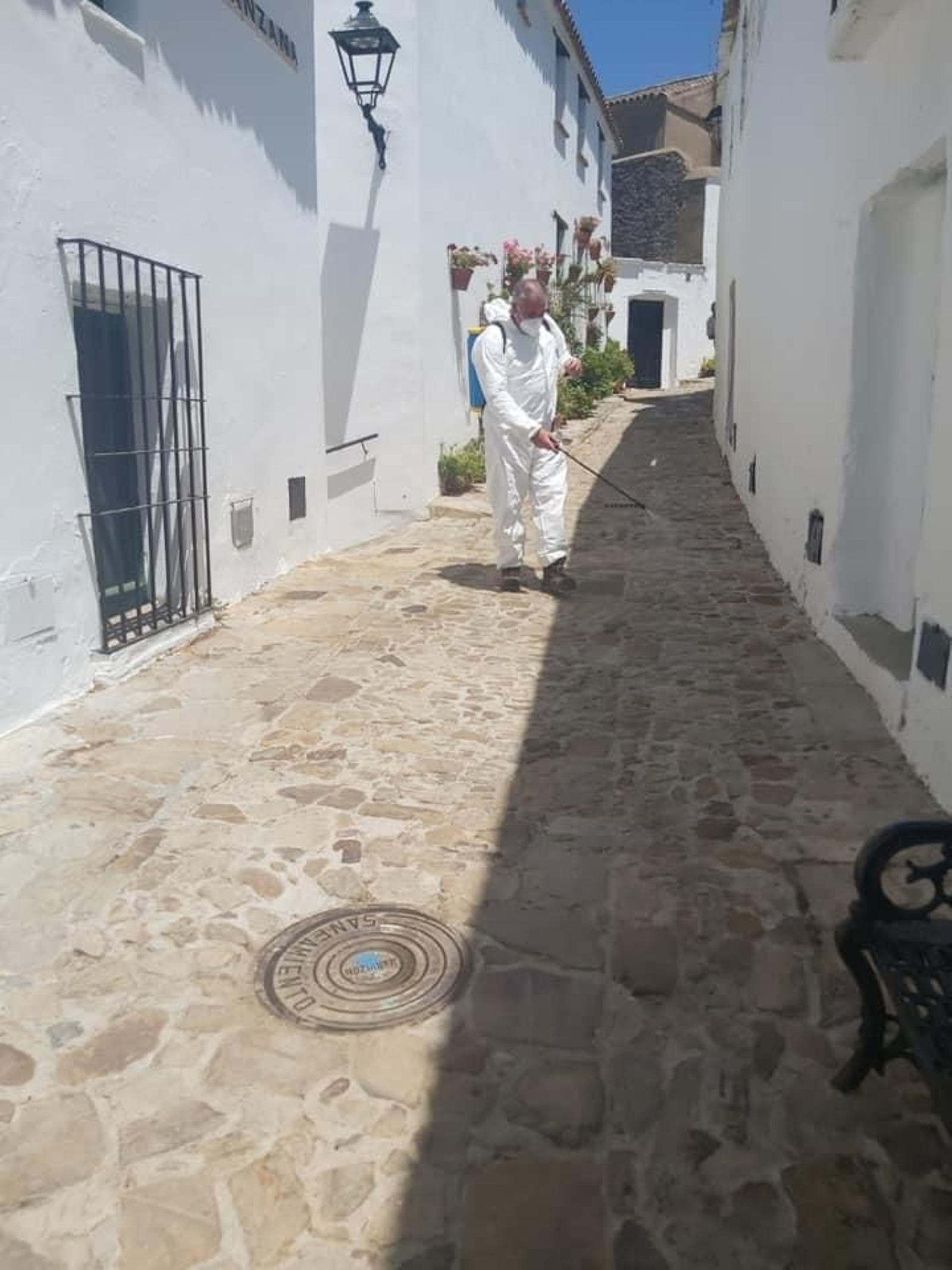 Desinfección en una calle de Castellar.