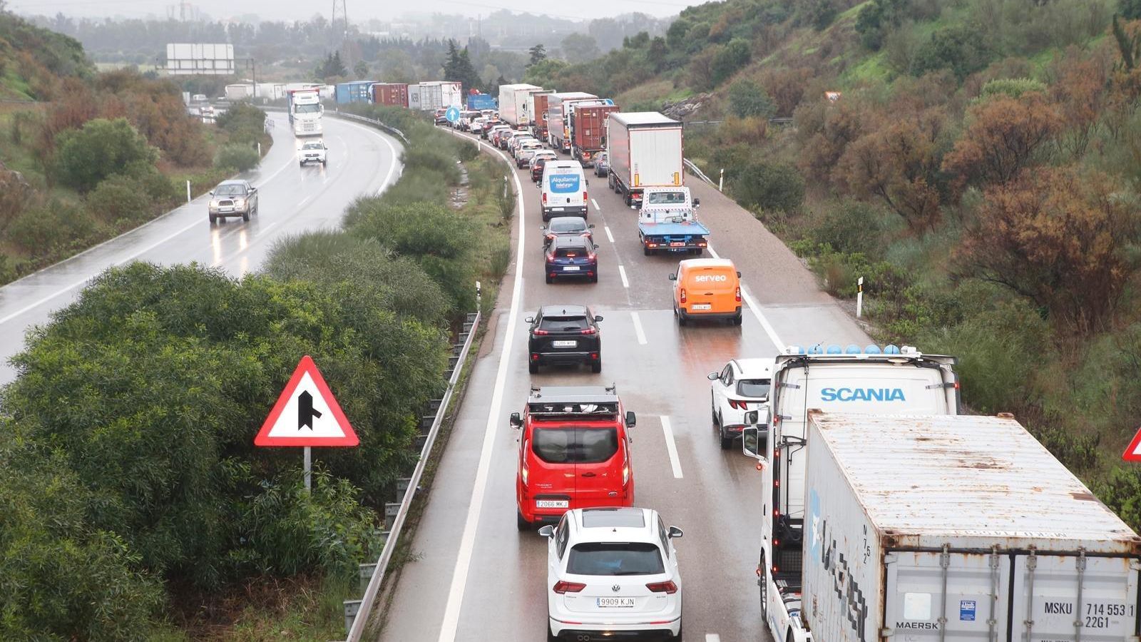 La cola de coches en la A-381. La cola de coches en la A-381.