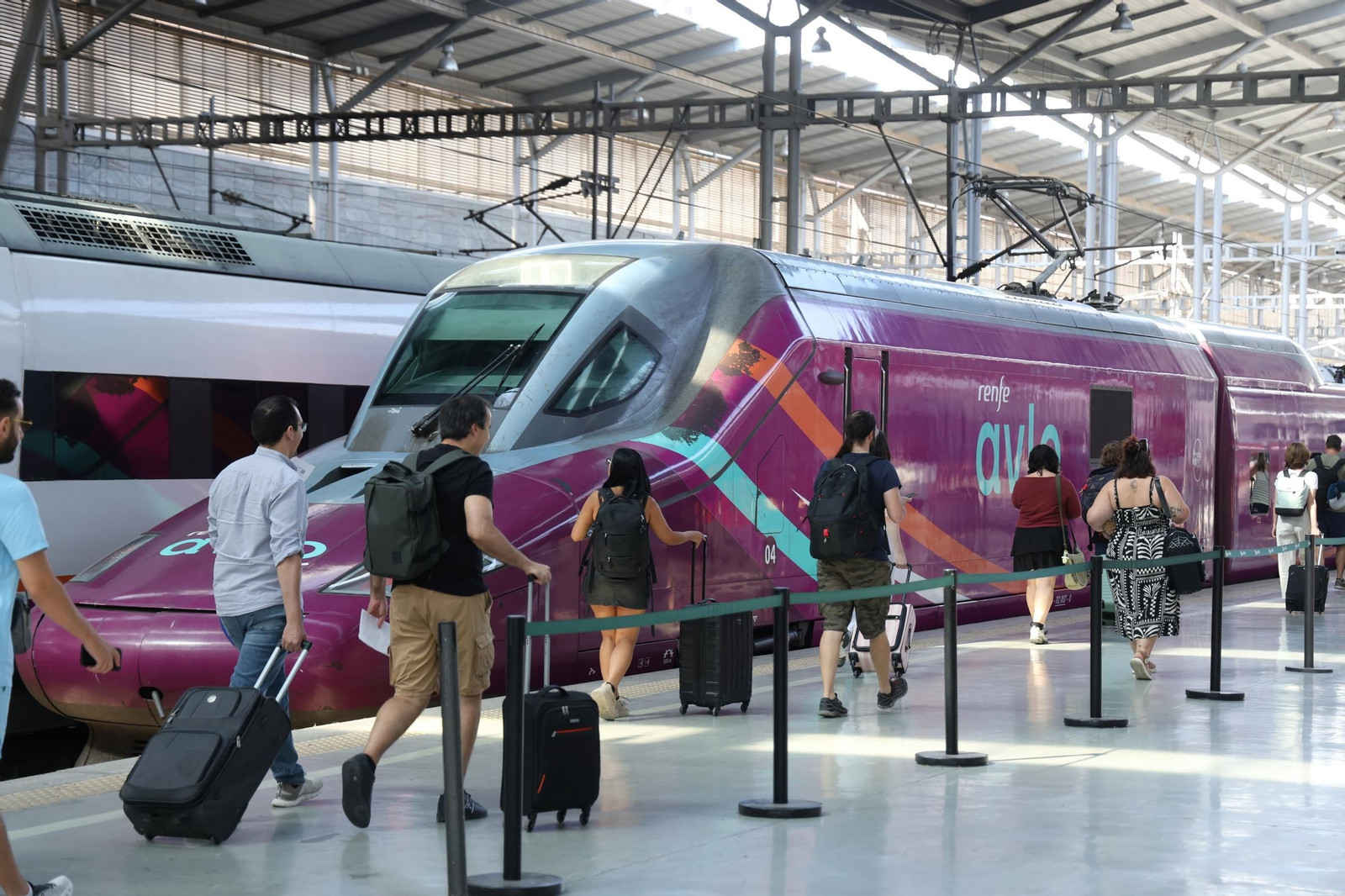 Así se ha vivido en María Zambrano los retrasos en los tren entre Málaga y Madrid, en imágenes