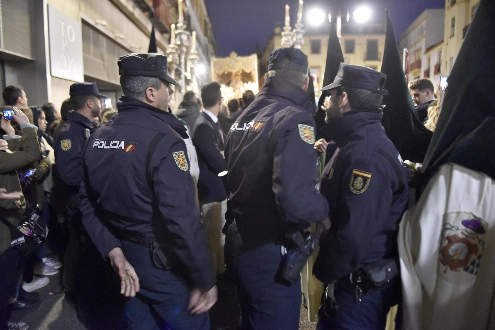 Policías nacionales con la Virgen de la Macarena al fondo.