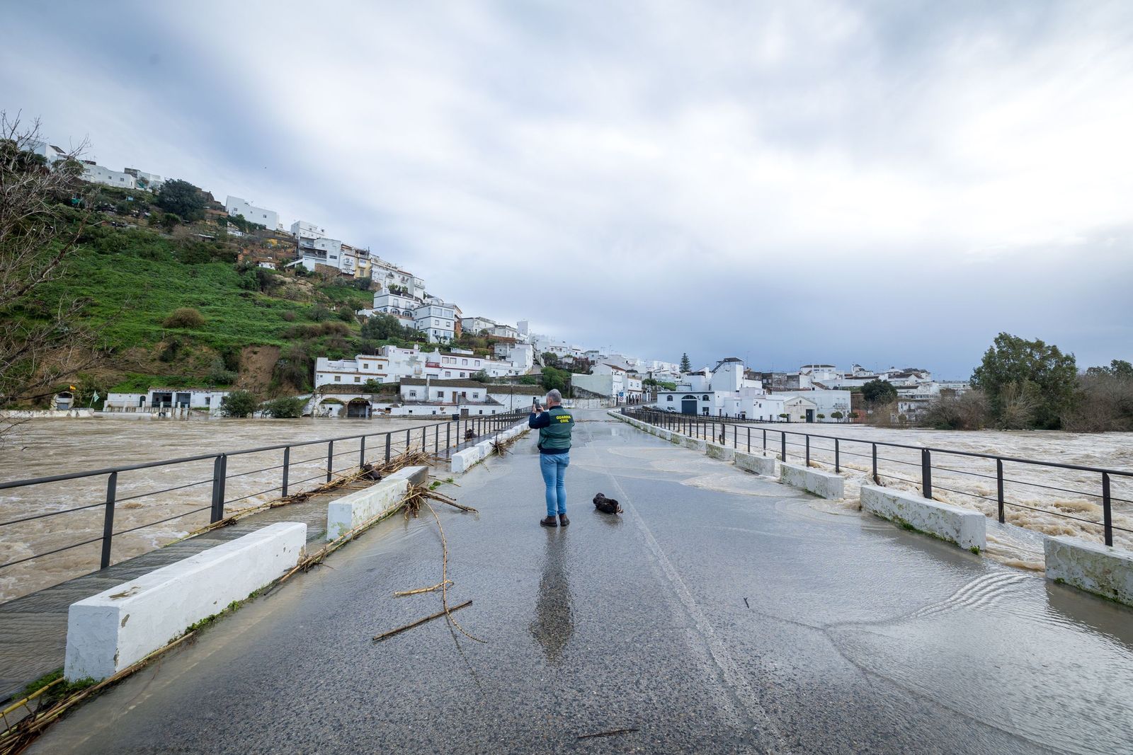 Las imágenes de las inundaciones en Arcos: la espectacular crecida del río Guadalete por la apertura de las presas