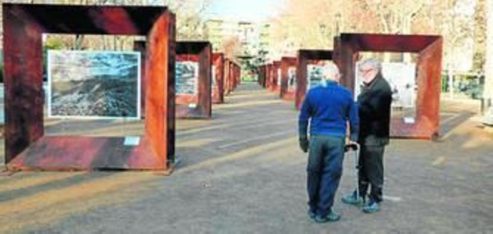 Imagen de la exposición al aire libre de Sebastiao Salgado que se puede contemplar en el Paseo del Salón.