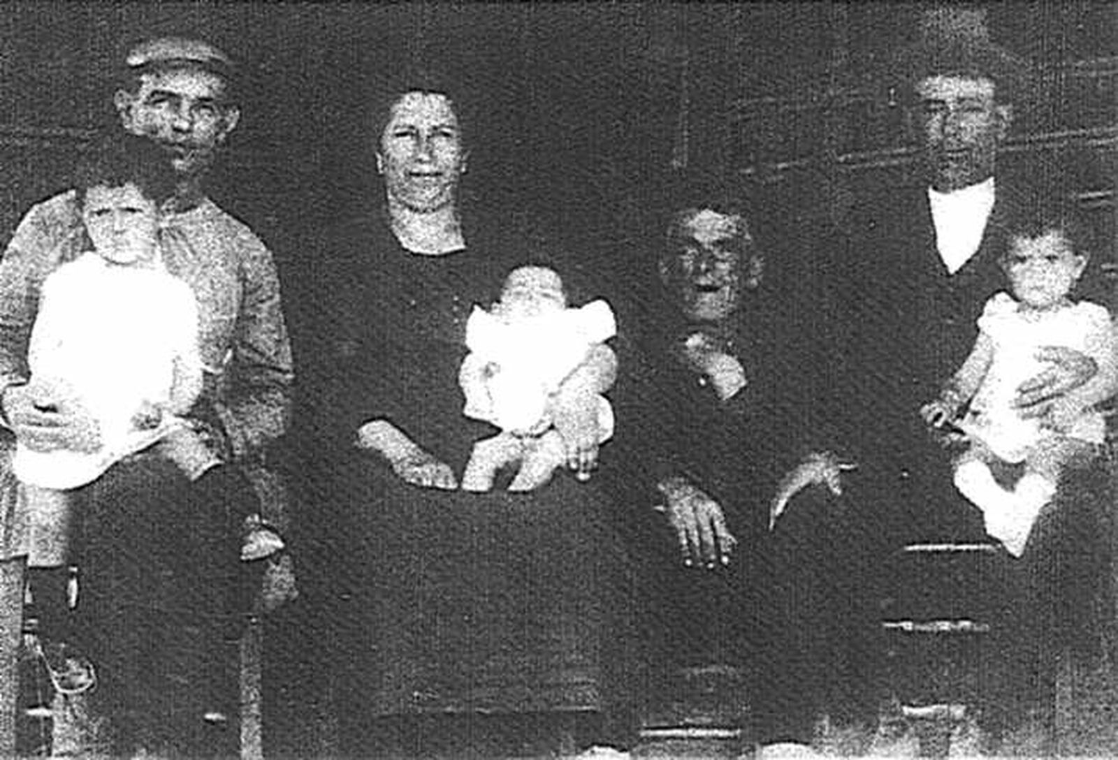 Imagen de archivo de una fotografía de familia expuesta en una muestra llamada 'La infancia de nuestros abuelos'