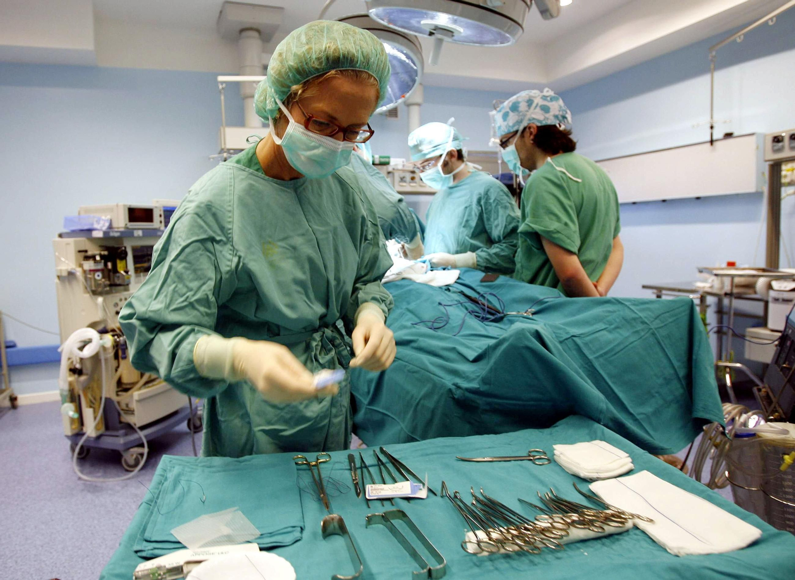 Personal sanitario en el interior de un quirófano durante una cirugía.