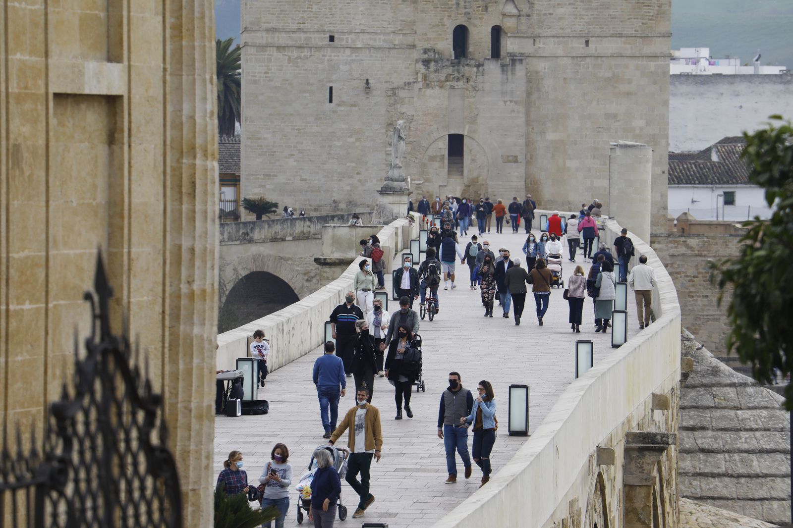 El buen tiempo llena las calles y terrazas en el primer día del Puente de Andalucía en Córdoba