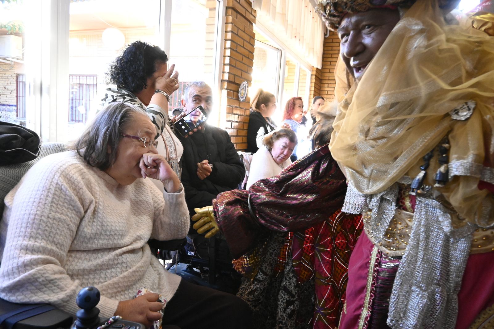 Visita de los Reyes Magos a los ancianos de los asilos de Huelva, en imágenes
