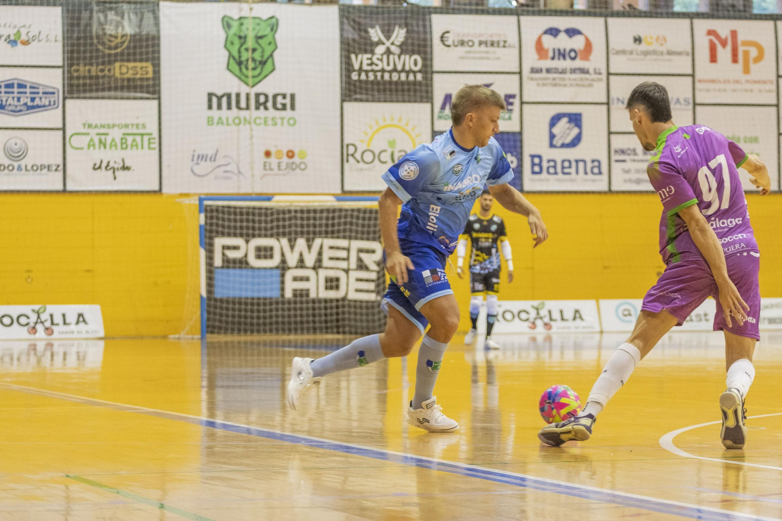 El celeste Cristian Rubio avanza con el balón ante la presión de un rival durante el encuentro de los ejidenses de la pasada jornada.