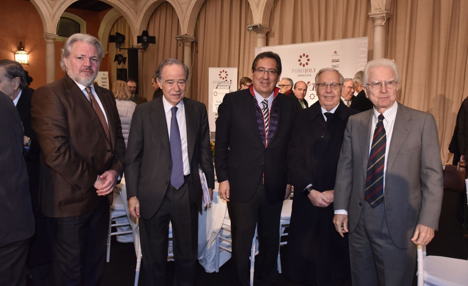 l El poeta y profesor de Estética Juan Carlos Marset; Gregorio Marañón, ponente y presidente del Patronato del Teatro Real; Antonio Pulido, presidente de la Fundación Cajasol; José Luis Ballester, miembro del consejo editorial del Grupo Joly, y Rafael Atienza, teniente de Hermano Mayor de la Real Maestranza de Ronda.