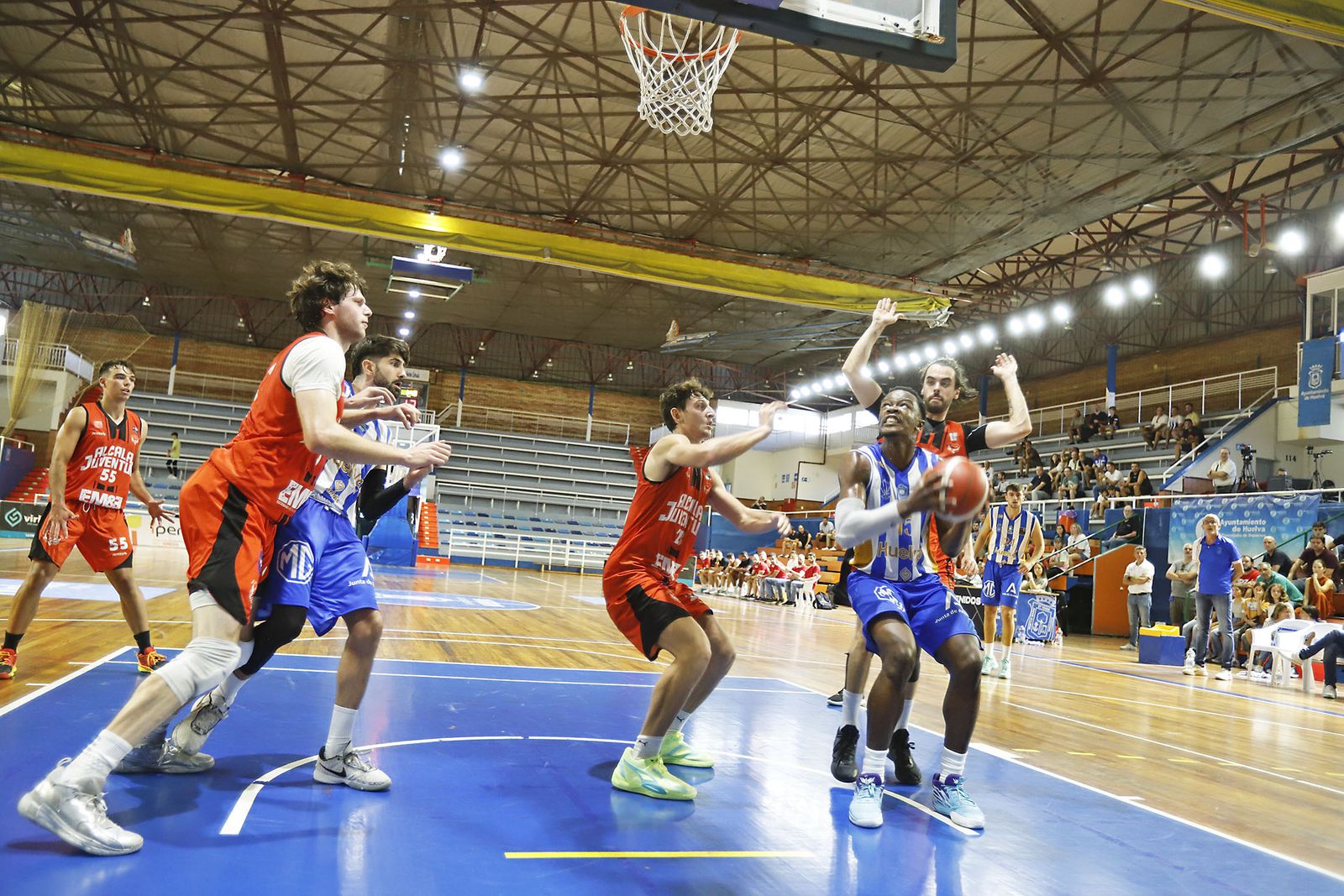 Imágenes del partido de baloncesto entre el Huelva Comercio Viridis y el Juventud Alcalá