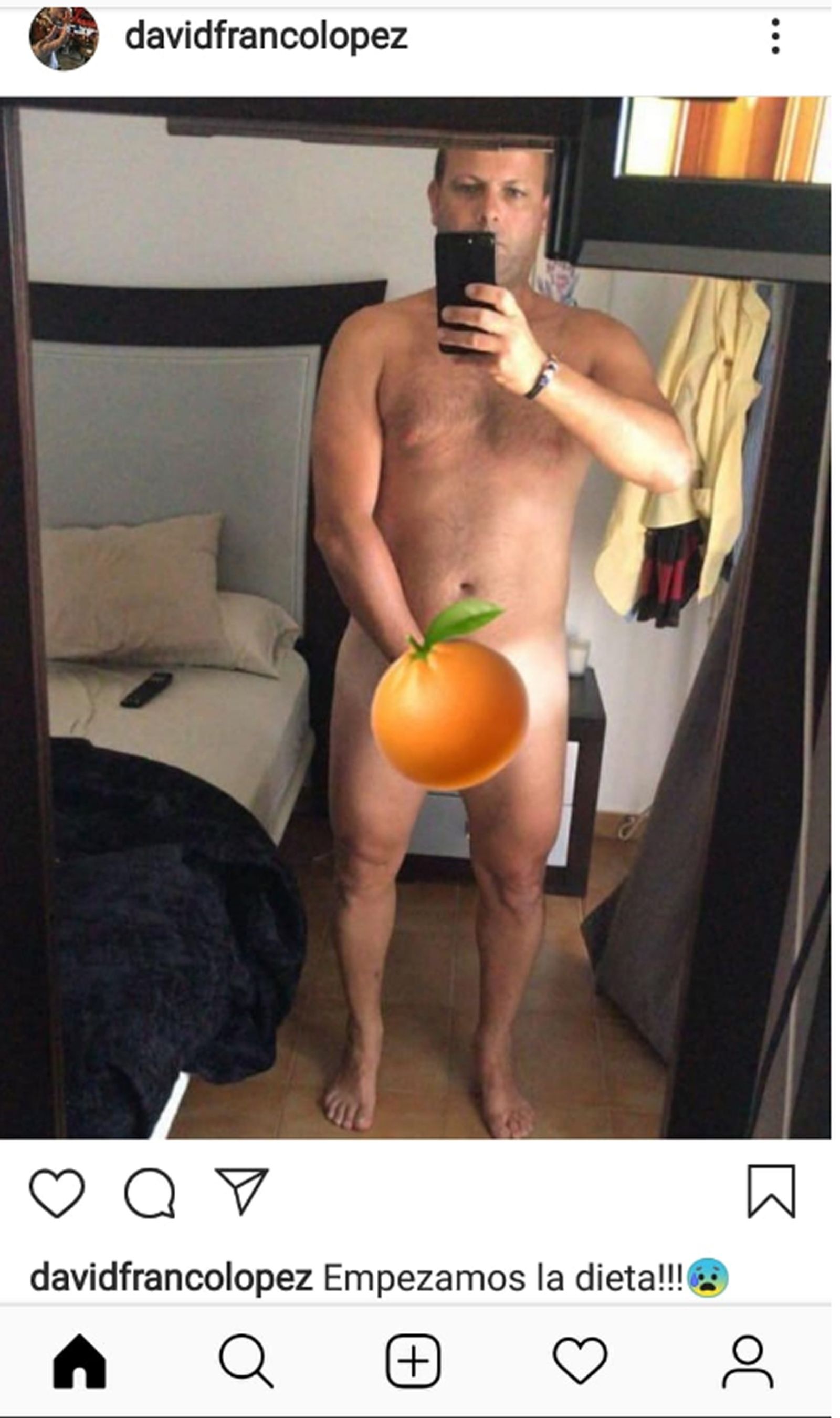 Candidato de Ciudadanos comparte una foto semidesnudo con una naranja.