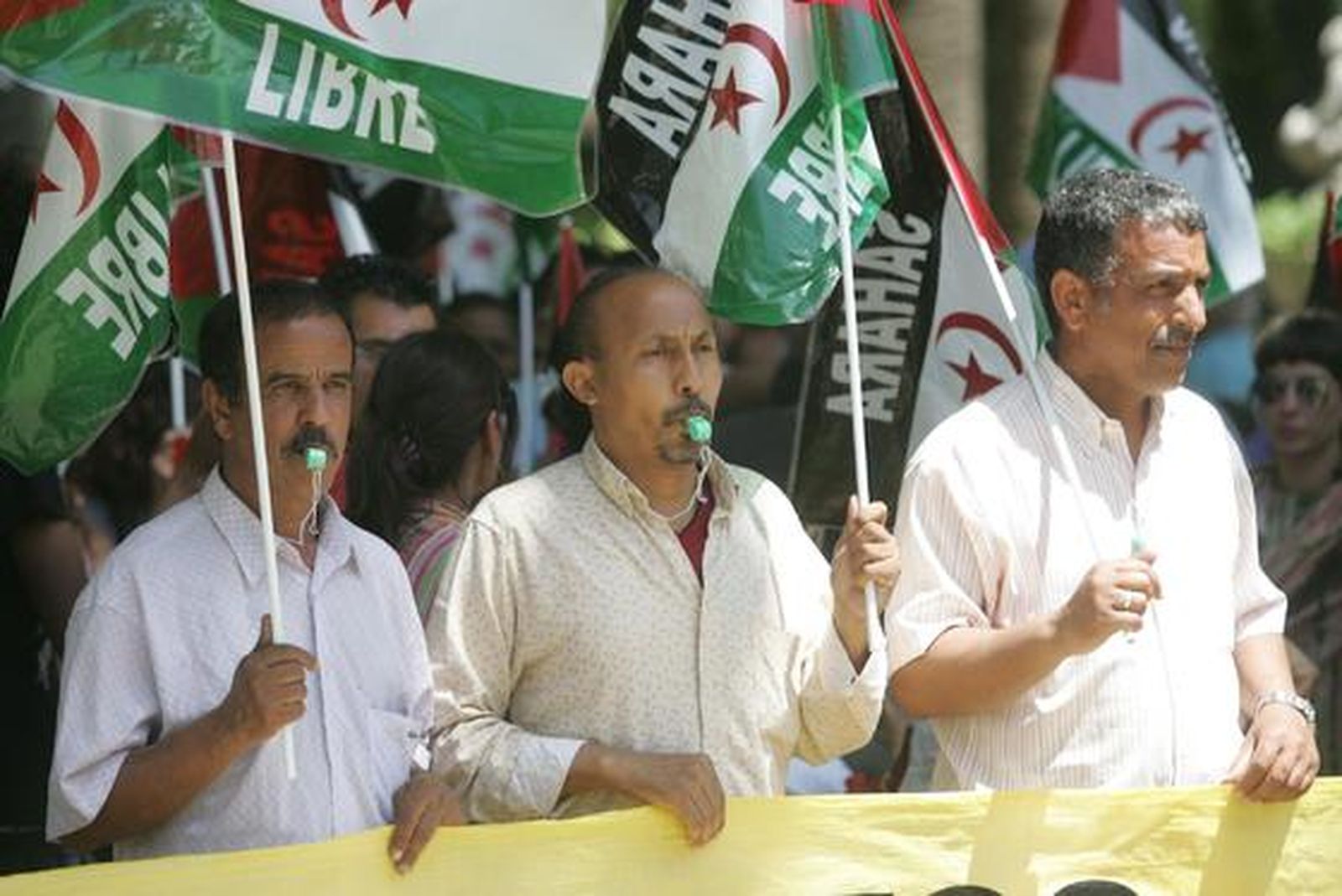 Unas 200 personas reclaman el Sahara libre antes el Consulado de Marruecos donde les responden unos 30 marroquíes gritando y besando la bandera de su país./Fotos:J.M.Quiñones

Foto: J.M.Q.