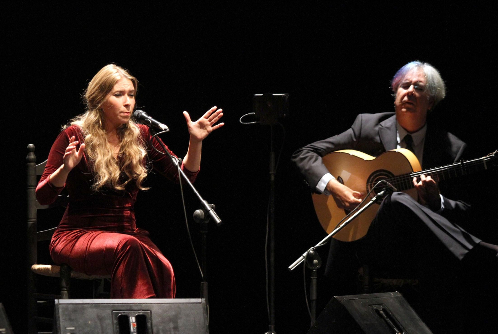 La cantaora Rocío Márquez, acompañada por el guitarrista Miguel Ángel Cortés, en su reciente actuación en el Gran Teatro, en el Festival Ciudad de Huelva.