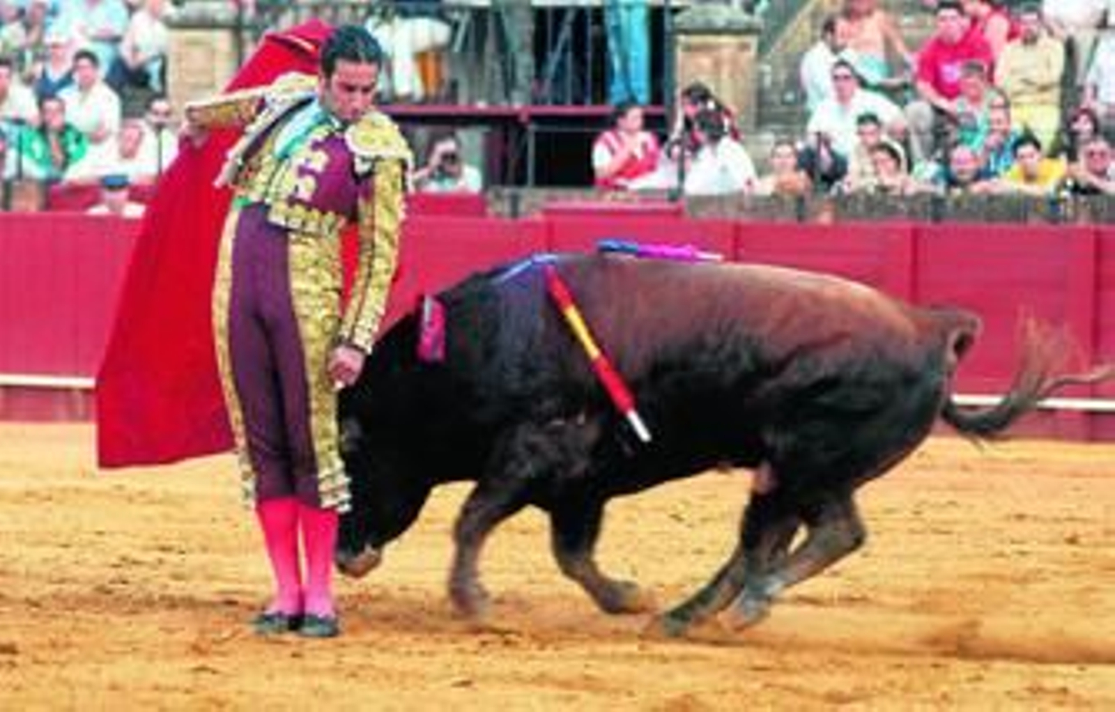 Carbonell, en un muletazo por la espalda, en su última actuación en Sevilla en 2005, como novillero.