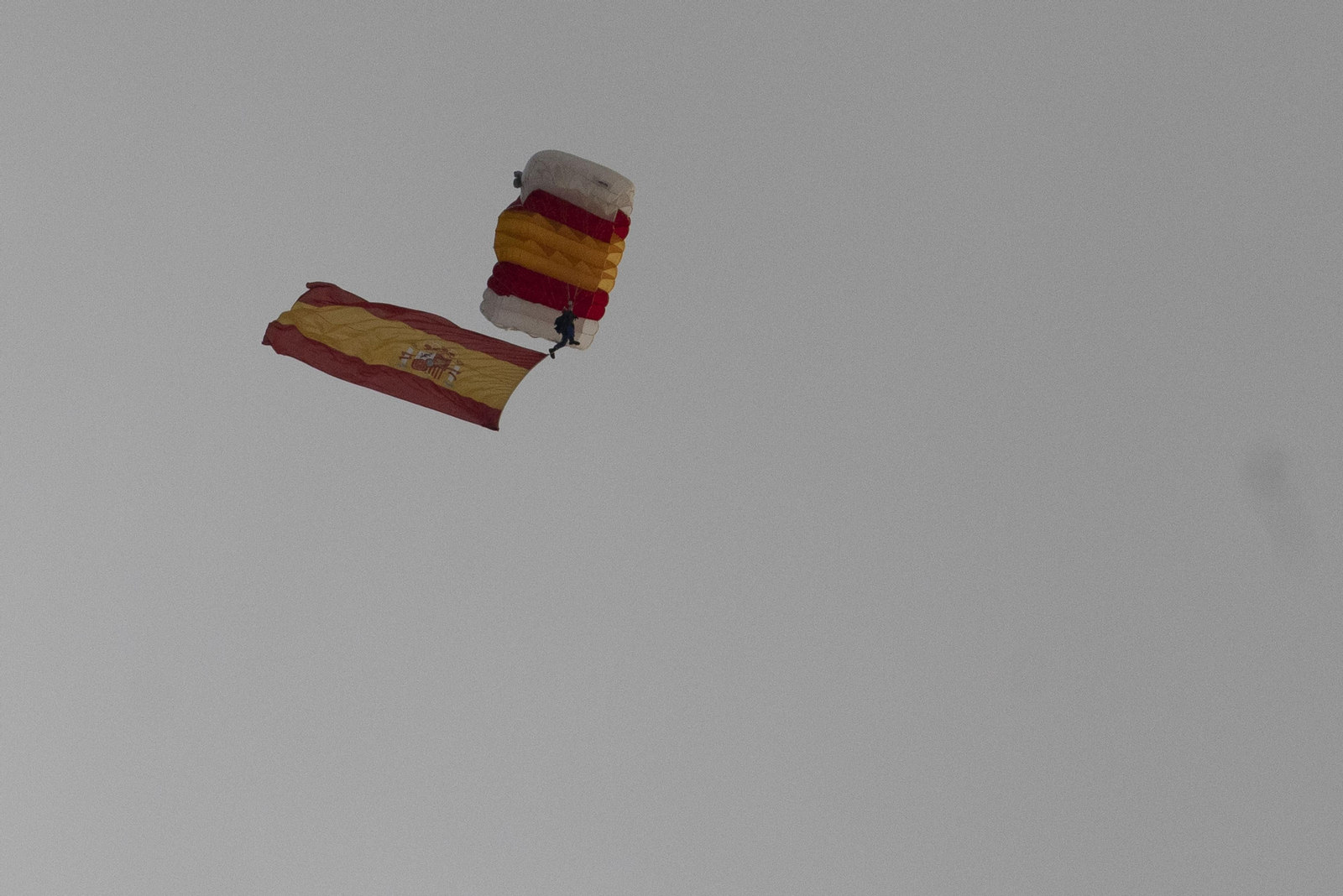Una mujer realizará en Granada el tradicional salto en paracaídas con la bandera de España
