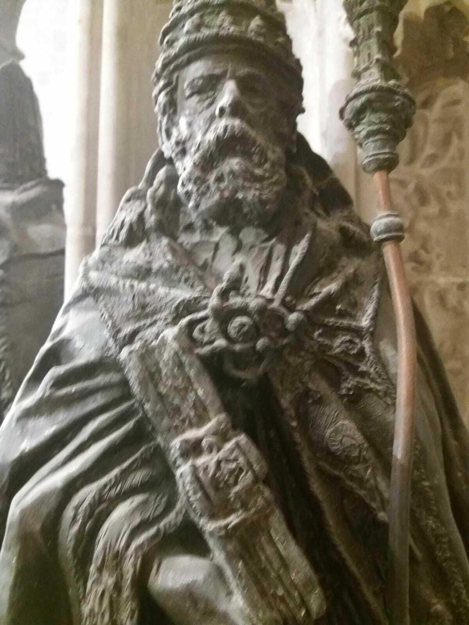 San Pedro. Autorretrato en bronce de José Gallegos Arnosa en el baldaquino de Santiago.