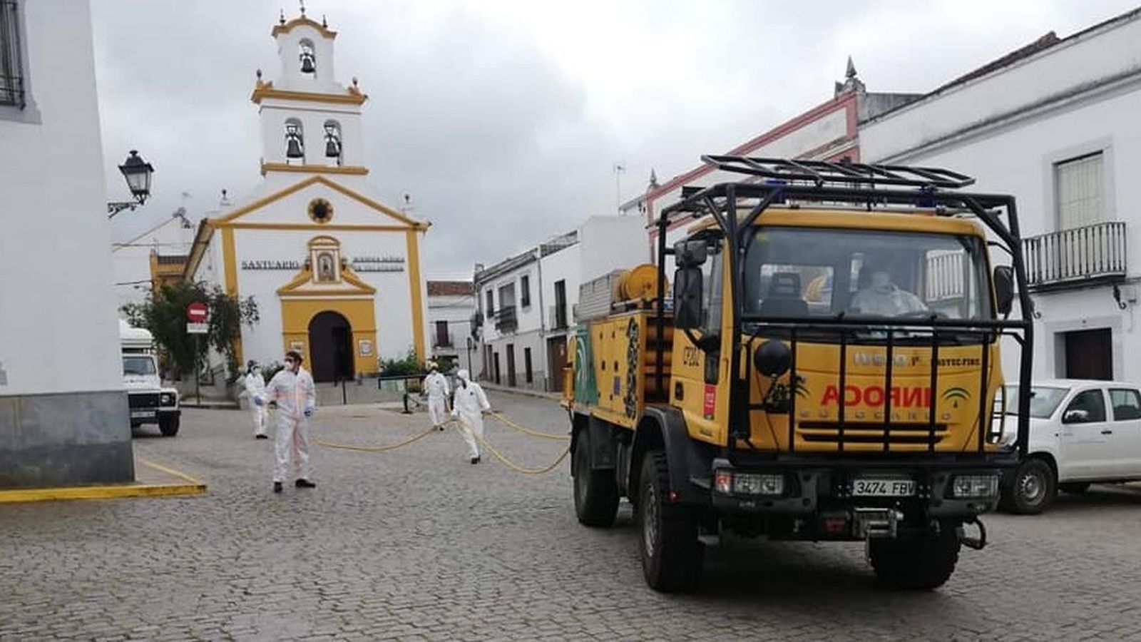 Efectivos del Infoca realizan trabajos de desinfección en Villaviciosa de Córdoba.