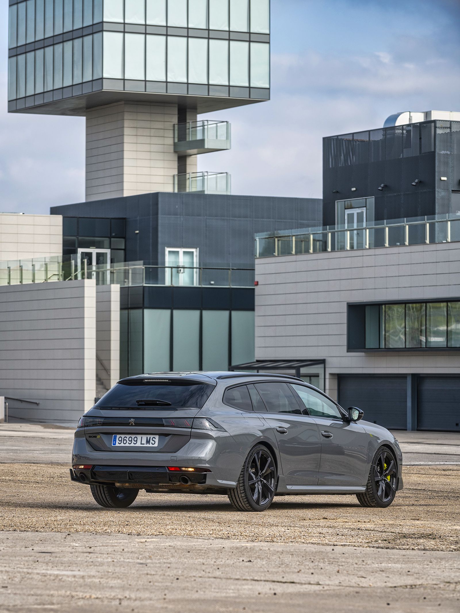 Tan característico como el parachoques delantero lo es el trasero, con ese difusor, doble salida de escape y los winglets.