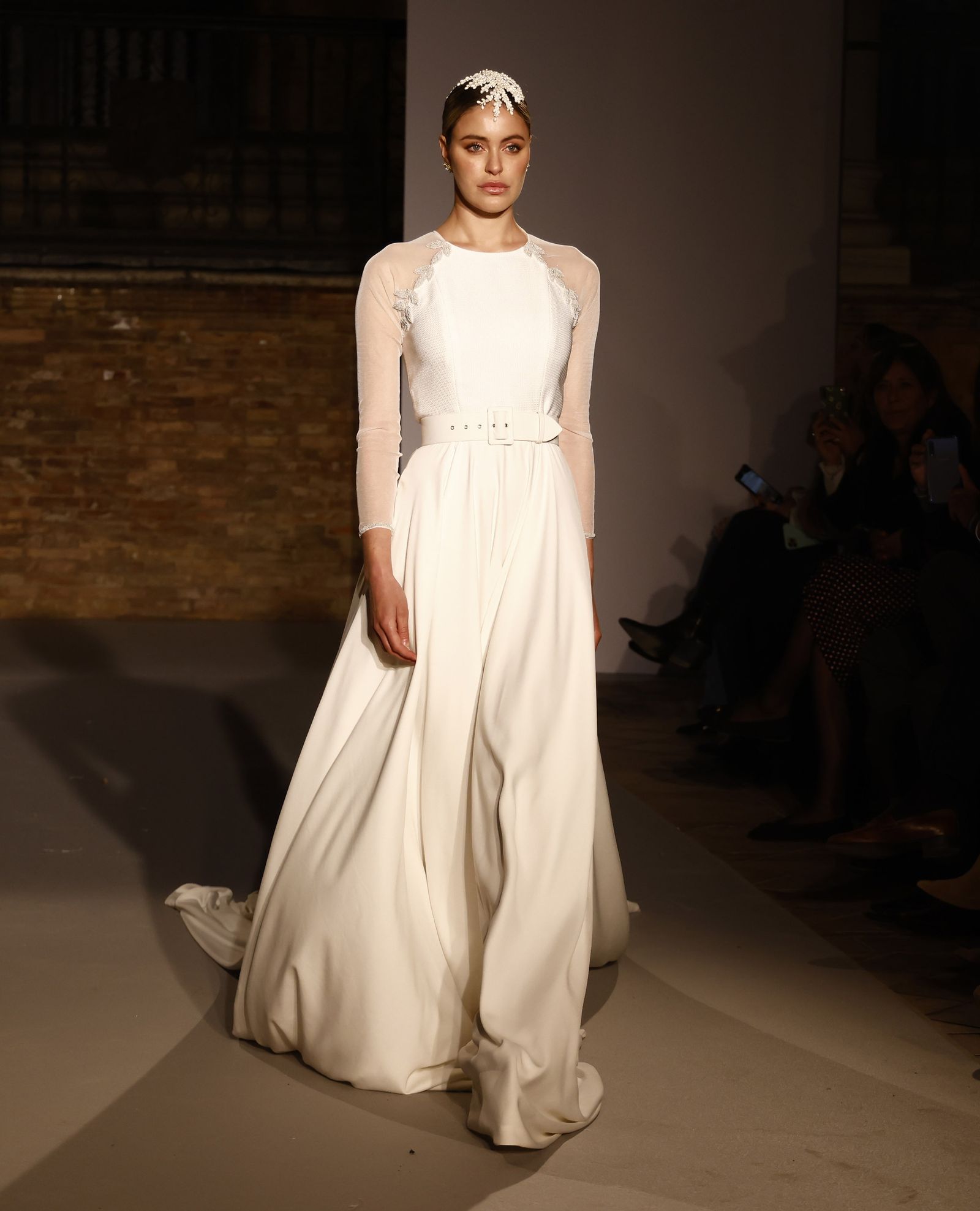 Las tendencias en vestidos de novia e invitada de la pasarela SIQ, en fotos