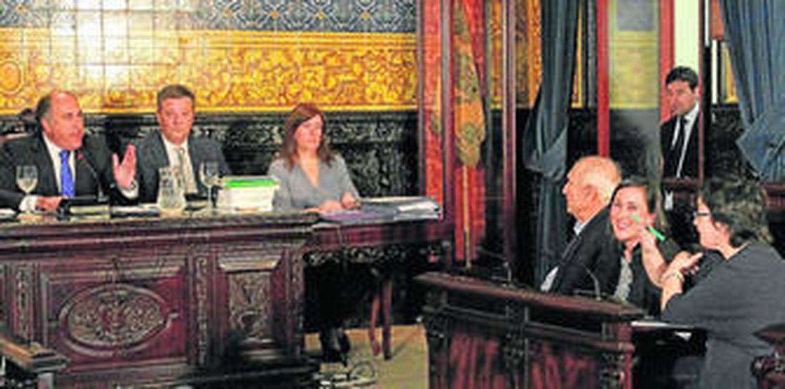 Imagen del alcalde, José Ignacio Landaluce, dirigiéndose al socialista Rafael España, ayer.