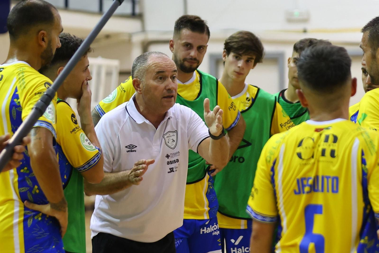 Indicaciones de Juan Carlos Gálvez a sus pupilos.