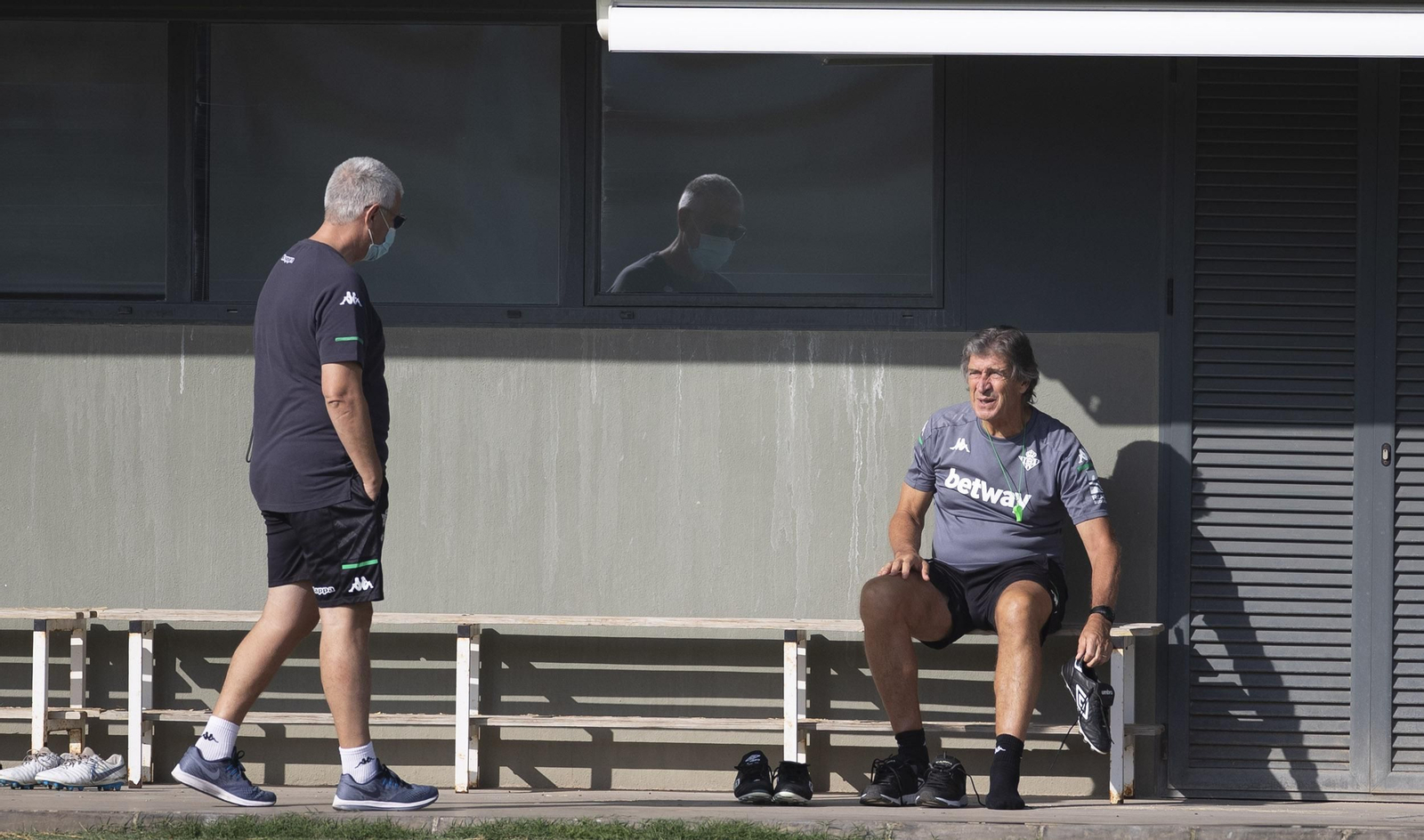 Manuel Pellegrini dialoga con Antonio Cordón.