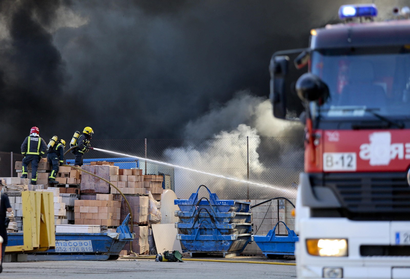 El incendio en el polígono Guadalhorce de Málaga, en fotos