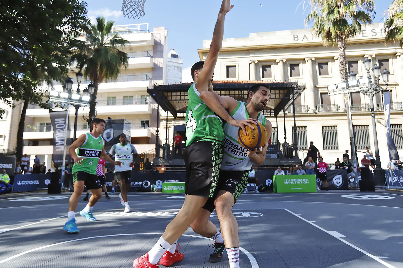 Imágenes del circuito Herbalife 3x3 de baloncesto en la Plaza de Las Monjas de Huelva