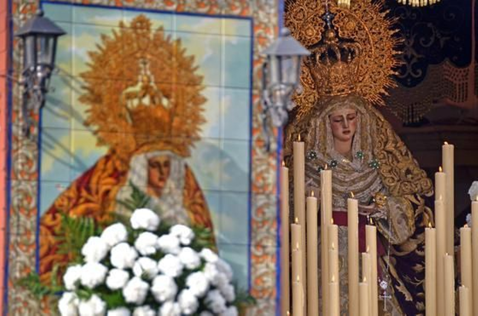 La Virgen de la Paz en su Mayor Aflicción parece reflejada en el azulejo que la recuerda a diario a los jerezanos en Los Desamparados.

Foto: Manuel Aranda