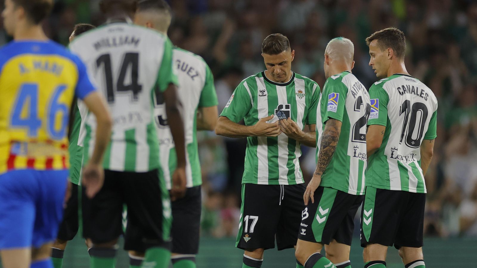 Joaquín se despide de sus compañeros antes de abandonar el campo.