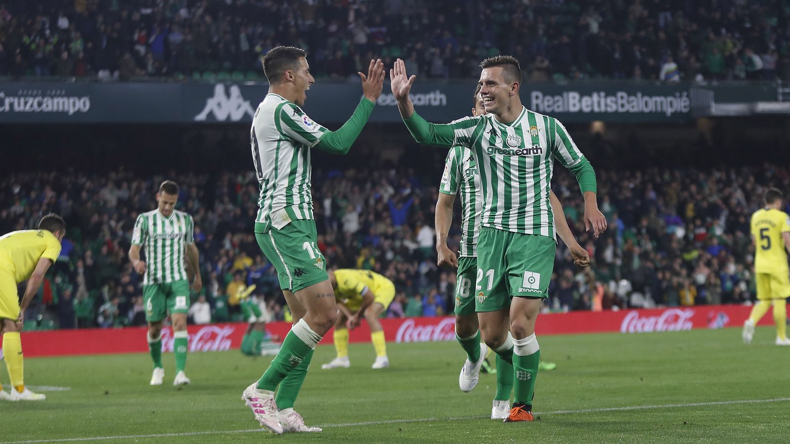 Tello felicita a Lo Celso tras un gol del argentino.