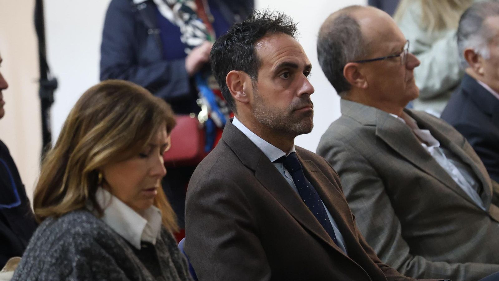 Javier Frutos, junto a José Luque, atiende a la presentación.
